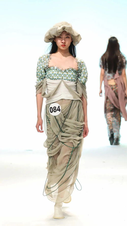 東華大學2017級服裝設計專業畢業秀 一場關于傳承、思辨與未來的時尚對話