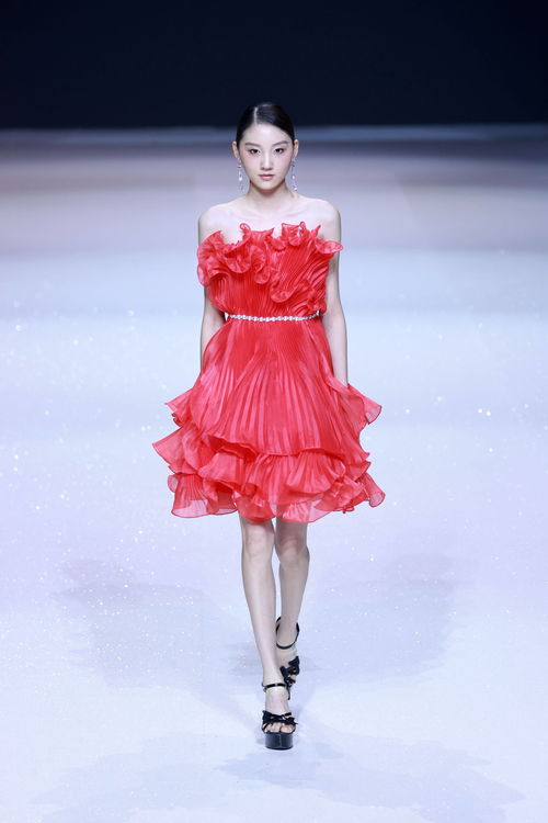 插畫幻鏡 蔡彪在京時裝發(fā)布，以筆觸為線，織就流動的霓裳詩篇